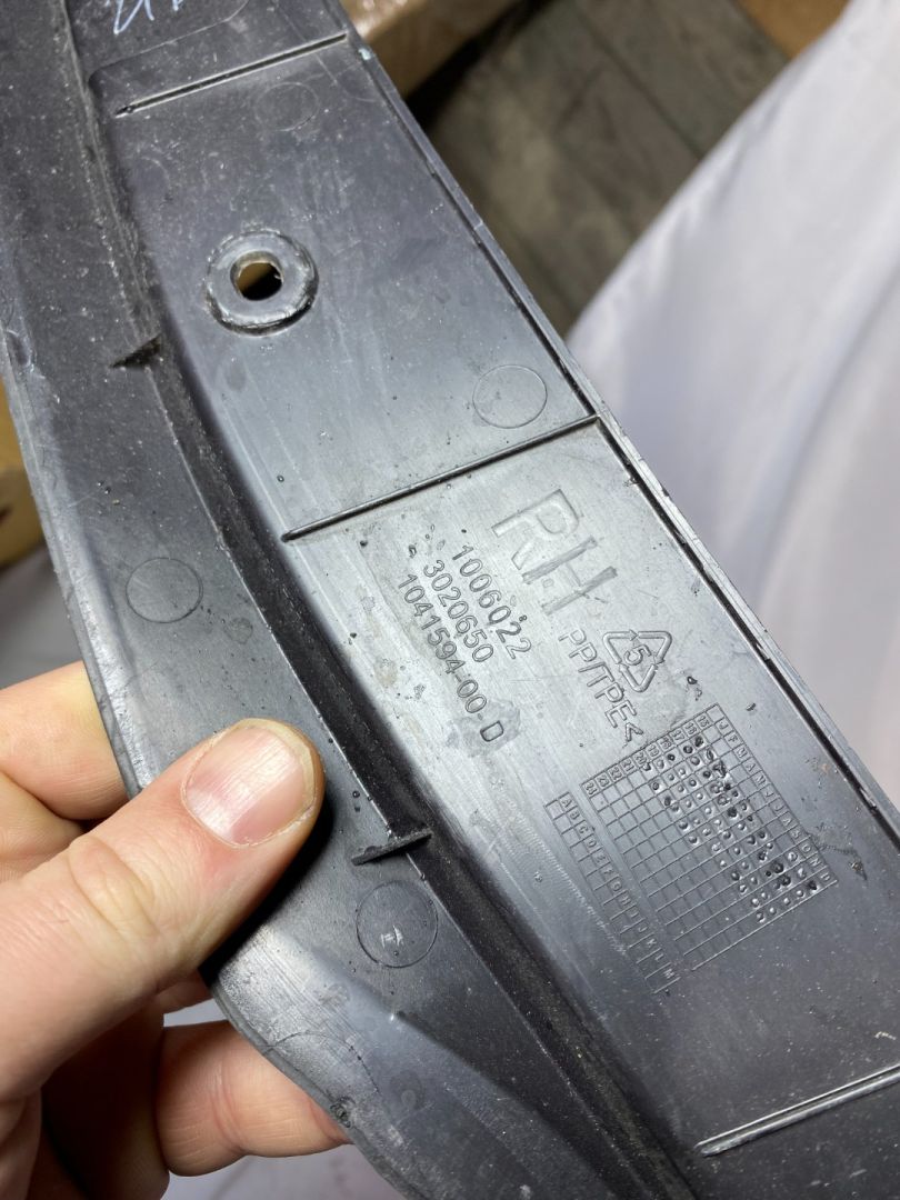 накладка двери (крышки) багажника Tesla Model X 1 поколение 2020, 1041594-00-D - фото №1