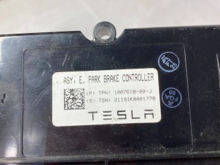 Блок контроля стояночного тормоза пластик MX 1007618-00-J Tesla Model X 1 поколение 2020, 1007618-00-J