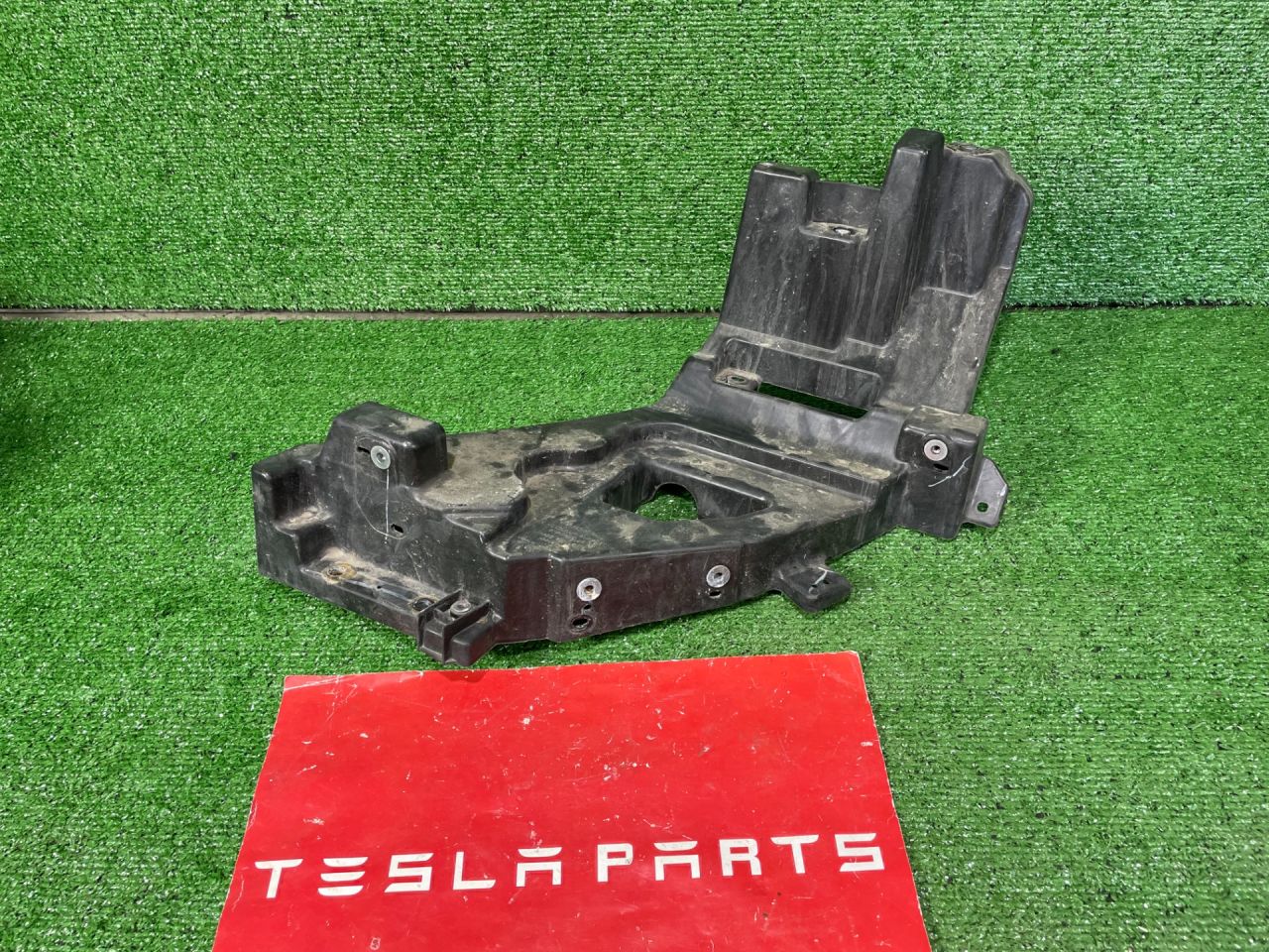 крепление фары левой Tesla Model X 1 поколение 2019, 104335700F - фото №1
