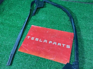 уплотнитель двери Tesla Model X 1 поколение 2018, 1472045-00-A