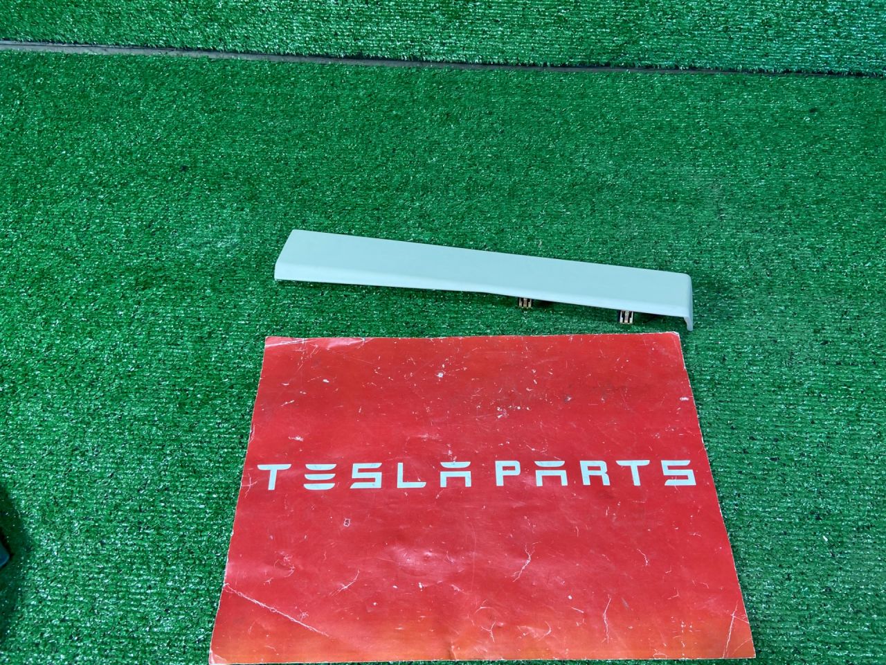 накладка на торпедо (консоль) Tesla Model X 1 поколение 2018, 1002301-22-B - фото №1
