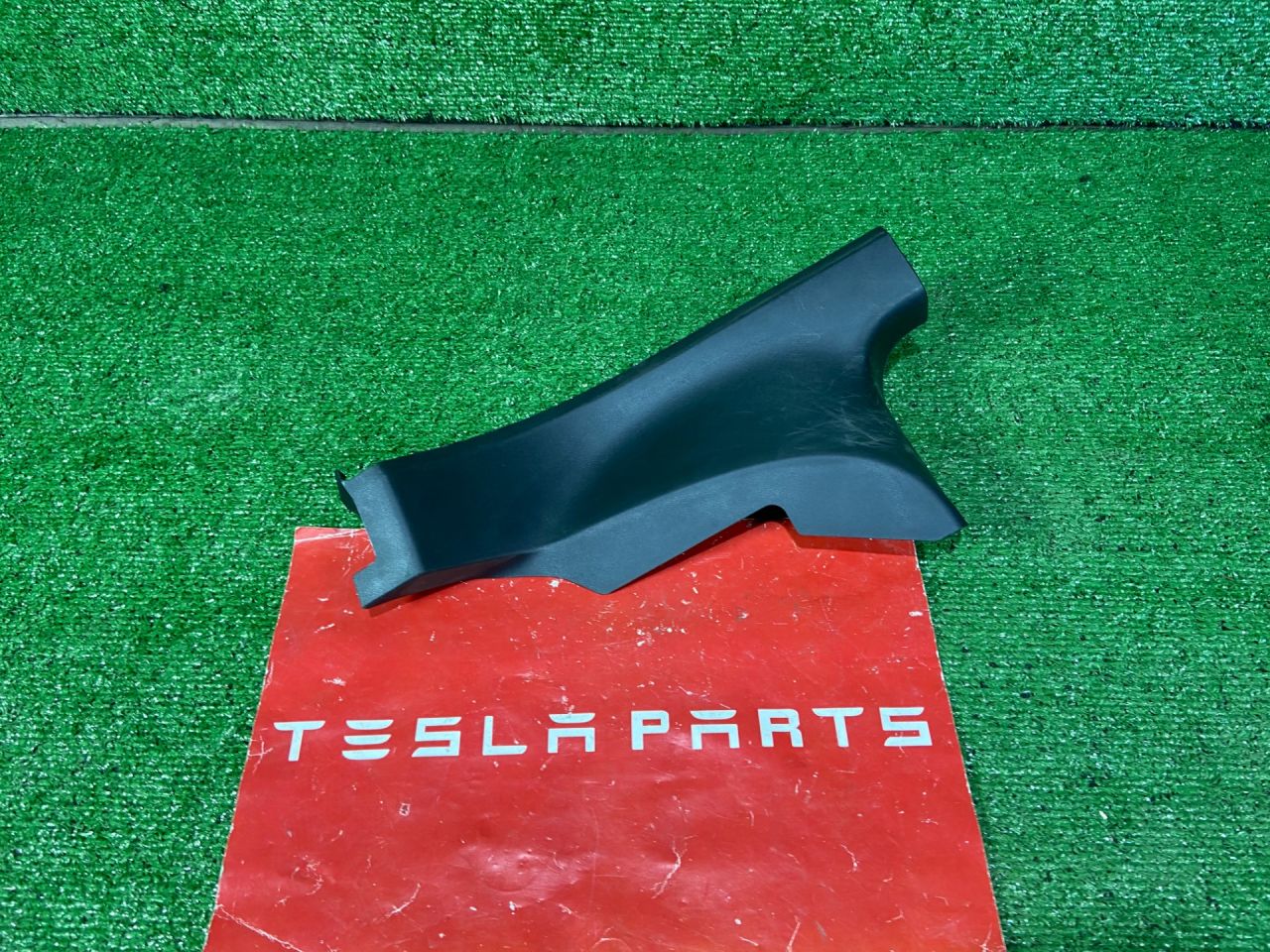 Накладка порога для Tesla Model 3 2019-2021 лев. Tesla Model 3 1 поколение 2019, 1086309-00-F - фото №1