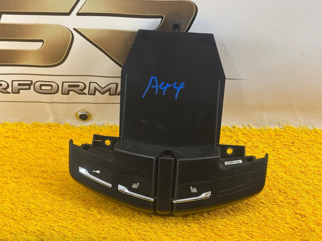 кнопка обогрева сидений Porsche Cayenne 958 2011, 4.8 л., M 48.52, бензин, АКПП, r9a (sandweiss), внедорожник 5 дв., полный привод, правый руль, 7P5927325, 7P5927325E - фото №1