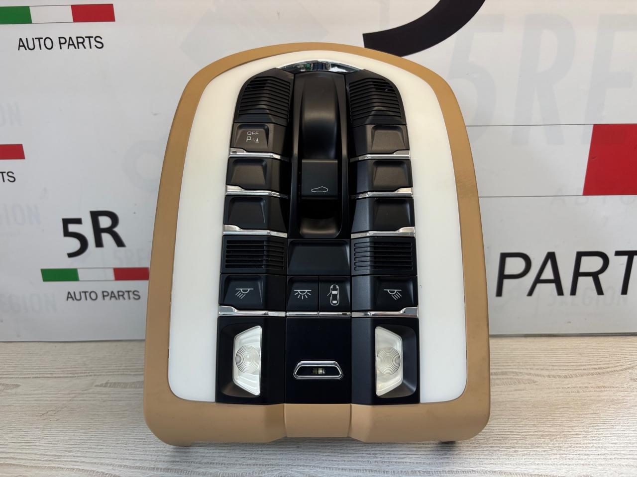 фонарь салона (плафон) Porsche Panamera 970 2011, 4.8 л., M 48.40, бензин, АКПП, c9z (basaltschwarz), лифтбэк, полный привод, правый руль, 7PP959728F, 7PP035711A, 7PP919317, 7PP919211E, 7PP959551 - фото №1