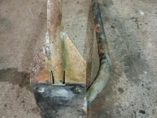 крепление ( кронштейн ) крыла Volvo F