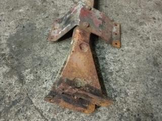 крепление ( кронштейн ) крыла Volvo F