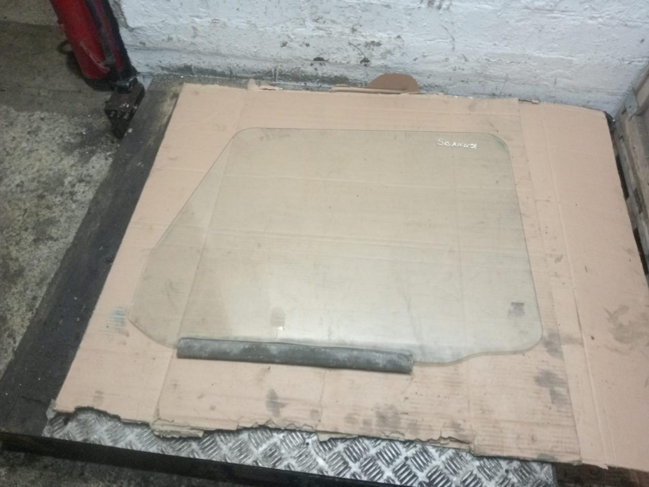 стекло (иные) Scania 124 1 поколение (1996 - 2004) - фото №1