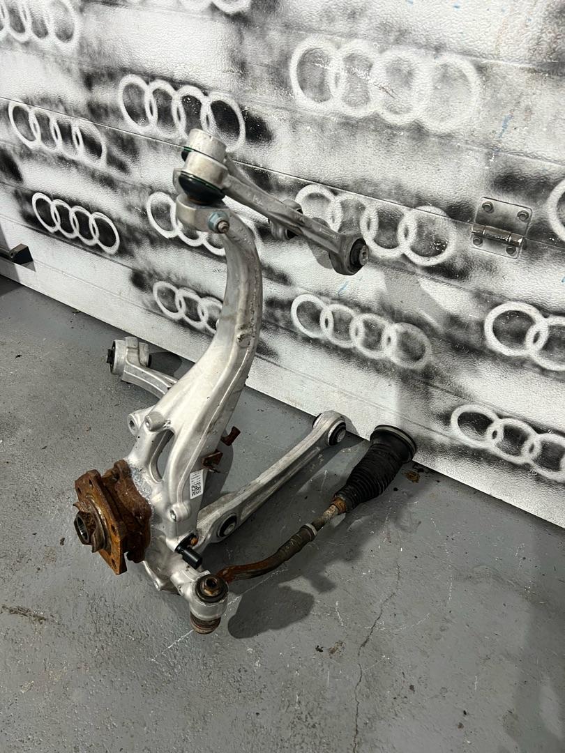 кулак поворотный правый Audi A6 C8 4K5 2019, 3.0 л., бензин, АКПП, седан, 4M0407506C, 4M0407510C, 4M0407156D, 4K0407242D, 80A407696C - фото №1