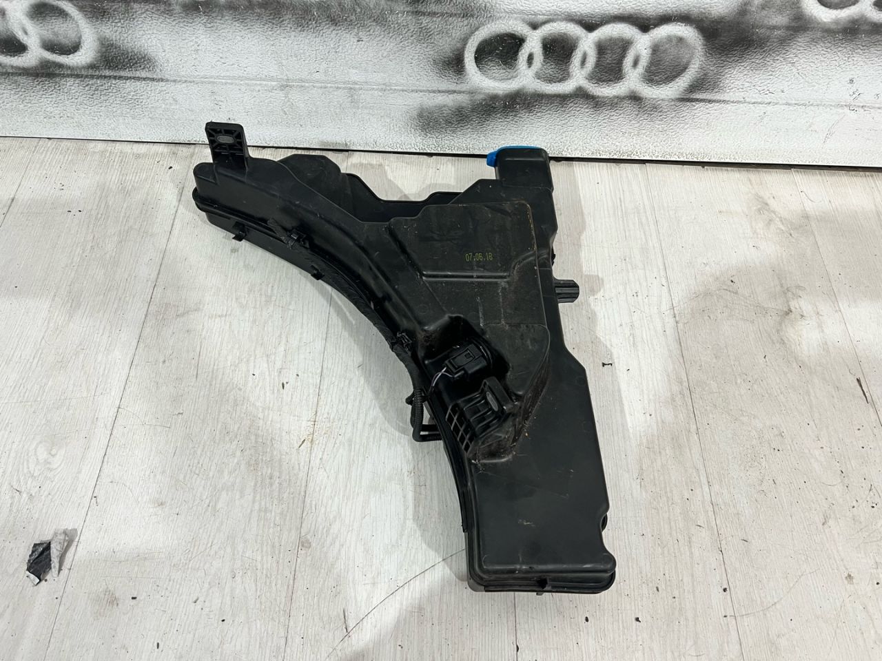 бачок омывателя Audi A5 F5 2018, 8W6955451E - фото №1