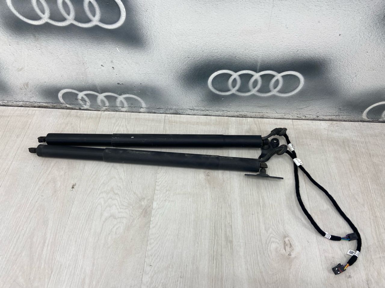 амортизатор крышки багажника (3-5 двери) Audi Q3 F3 2020, 2.0 л., бензин, АКПП, внедорожник 5 дв., 83A827851A - фото №1