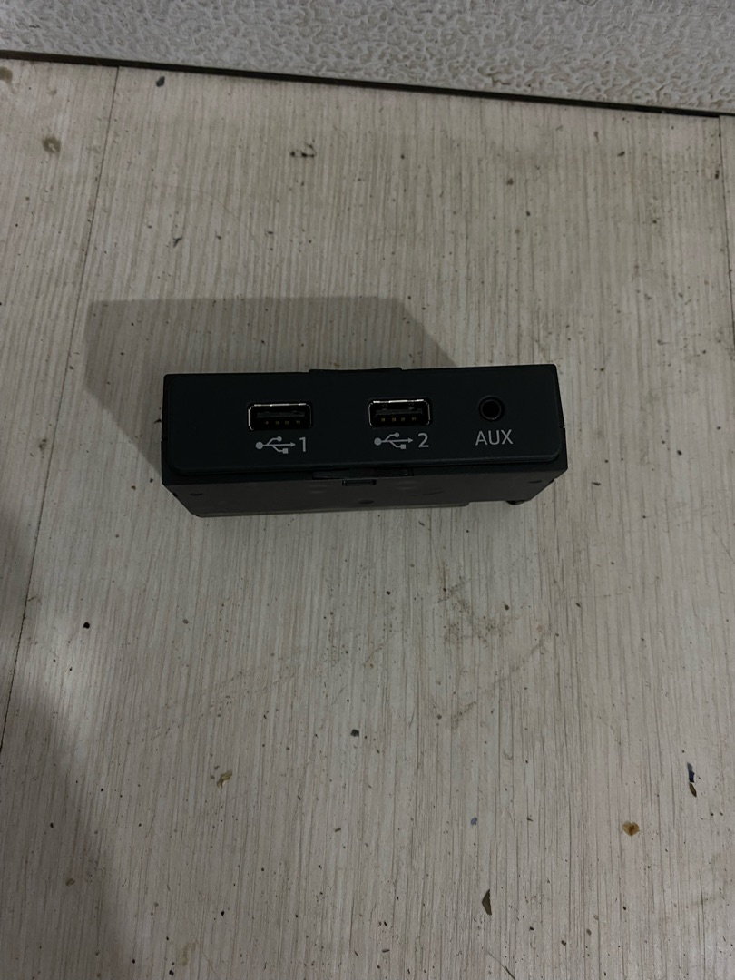 разъем AUX / USB Bentley Bentayga 1 поколение 2018, 6.0 л., бензин, внедорожник 5 дв., 4M0035736A - фото №1