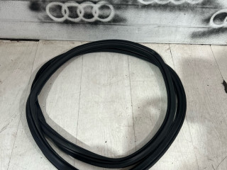 уплотнитель двери Audi Q5 FY [рестайлинг] FY 2024, 2.0 л., бензин, внедорожник 5 дв., 80A833721B