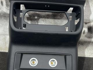 Задняя накладка центрального тоннеля Audi Q7 4M 2018, 3.0 л., CVMD, дизель, АКПП, внедорожник 3 дв.