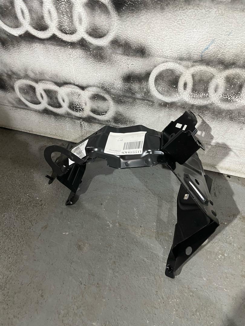 крепление ( кронштейн ) крыла Audi Q8 4M 2022, 4M8821131C - фото №1