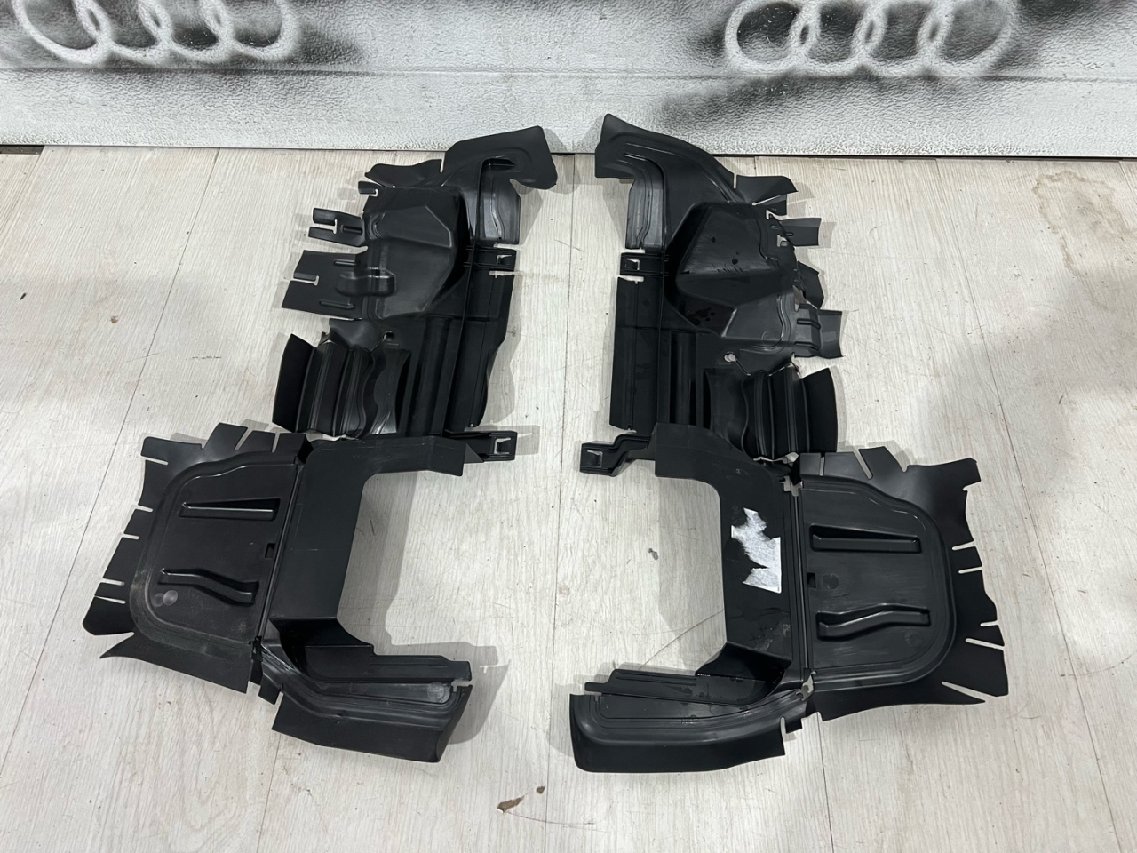 воздуховод (дефлектор) радиатора Audi A6 C8 2022, 4K0121284AA, 4K0121283S, 4K0121284S, 4K0121283AA - фото №1