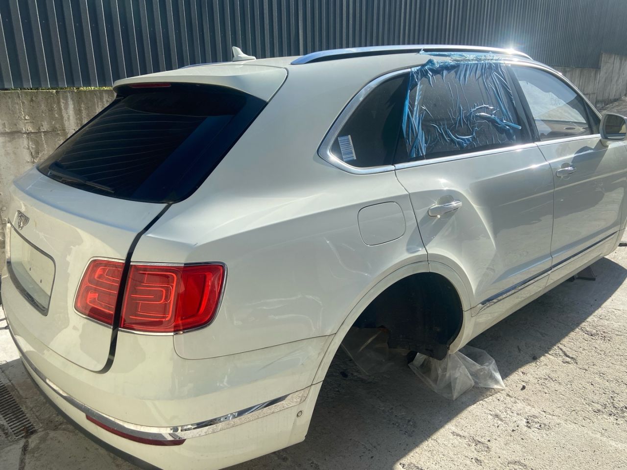 крыло заднее правое Bentley Bentayga 1 поколение 4V1 2018, 6.0 л., бензин, МКПП, внедорожник 5 дв. - фото №1