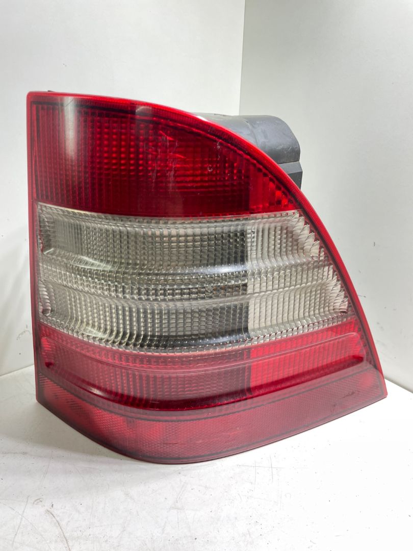 фонарь задний правый Mercedes-Benz M-Класс W163 2001, 2.7 л., OM 612.967, дизель, A1638200264 - фото №1