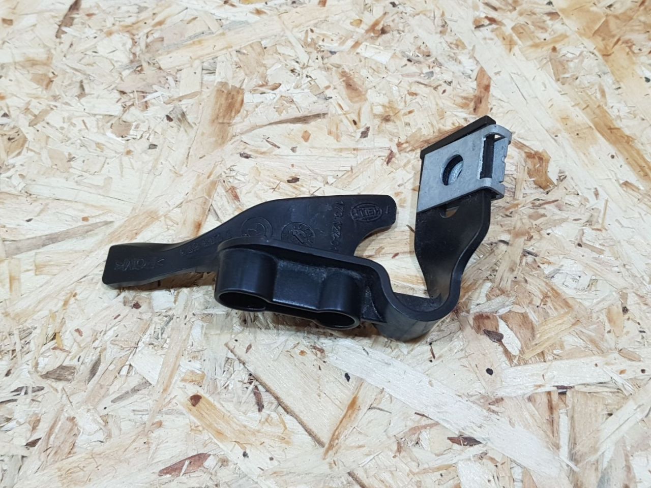 крепление фары левой BMW 5 серия F07/F10/F11 F11 2011, 3.0 л., дизель, АКПП, черный, универсал, задний привод, 7233893 - фото №1