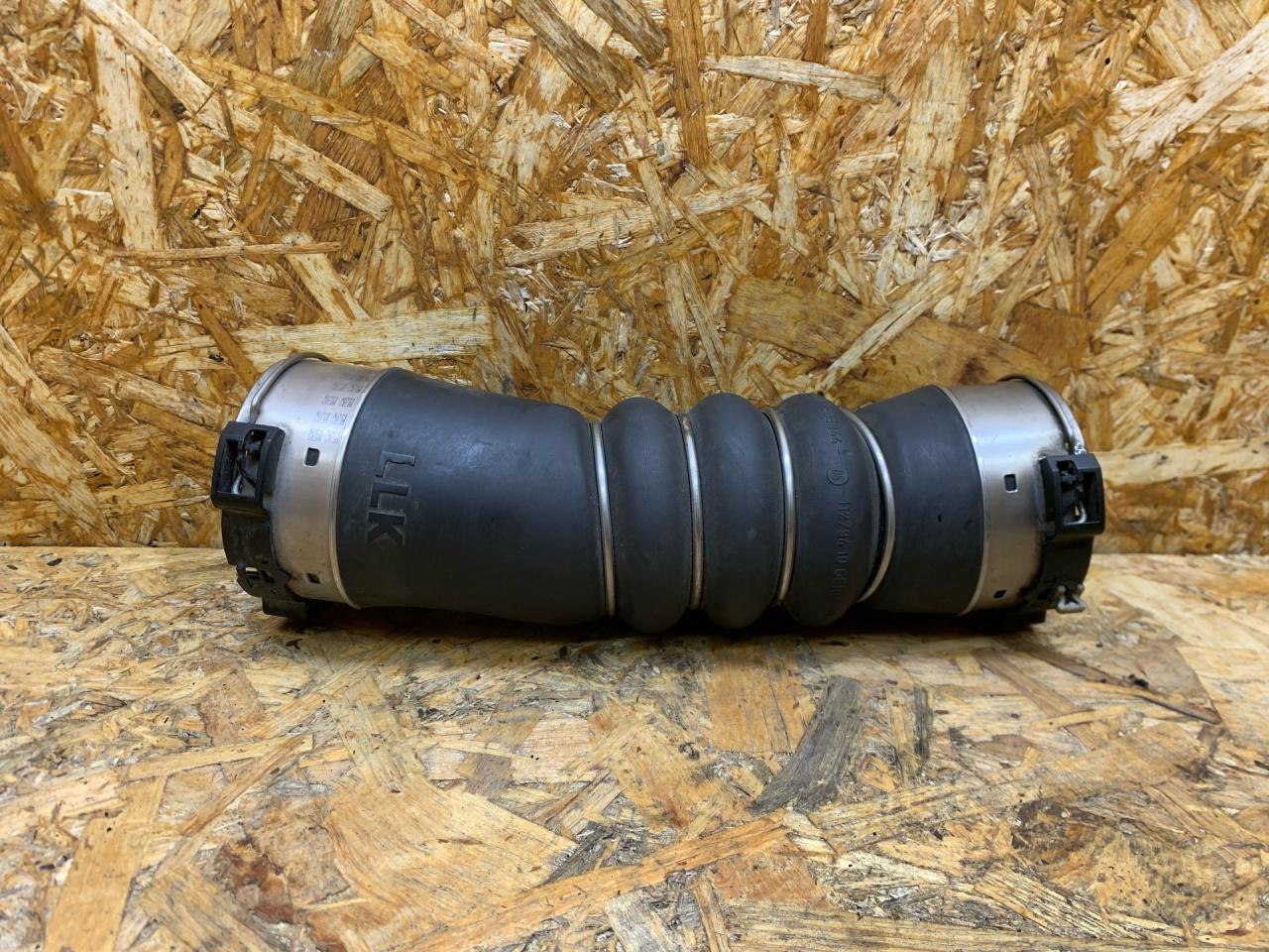 патрубок интеркулера BMW 5 серия F07/F10/F11 F11 2011, 3.0 л., дизель, АКПП, черный, универсал, задний привод, 7800144, 11617800144 - фото №1