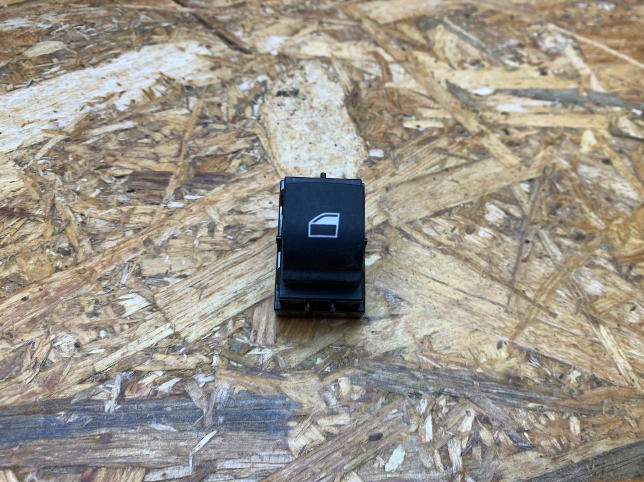 кнопка стеклоподъемника двери BMW 3 серия F30/F31/F34 F30 2014, 2.0 л., дизель, АКПП, черный, седан, полный привод, правый руль, 9208107, 61319208107 - фото №1