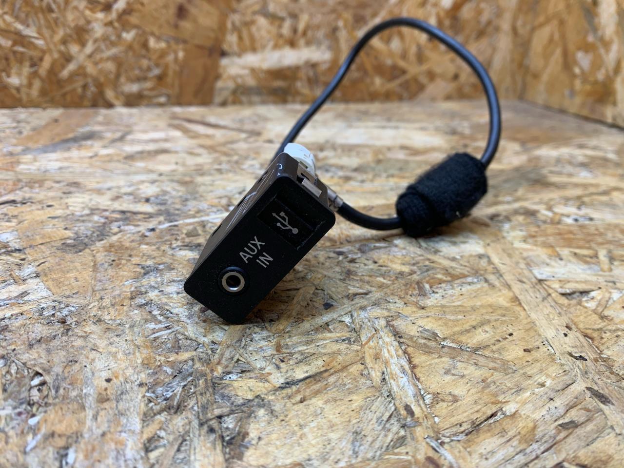 разъем AUX / USB BMW X5 E70 2009, 3.5 л., дизель, АКПП, внедорожник 5 дв., полный привод, правый руль, 84109237653, 9237653, 61319129652, 9129652, 51169138500, 9138500 - фото №1