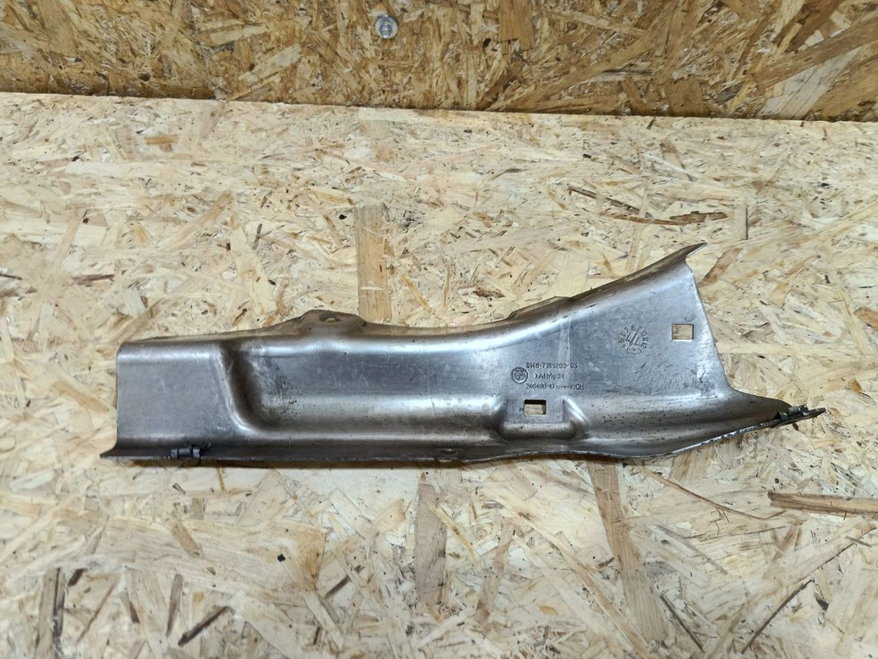 тепловой экран глушителя BMW 5 серия F07/F10/F11 F11 2011, 3.0 л., дизель, АКПП, черный, универсал, задний привод, 7185203, 51487185203 - фото №1