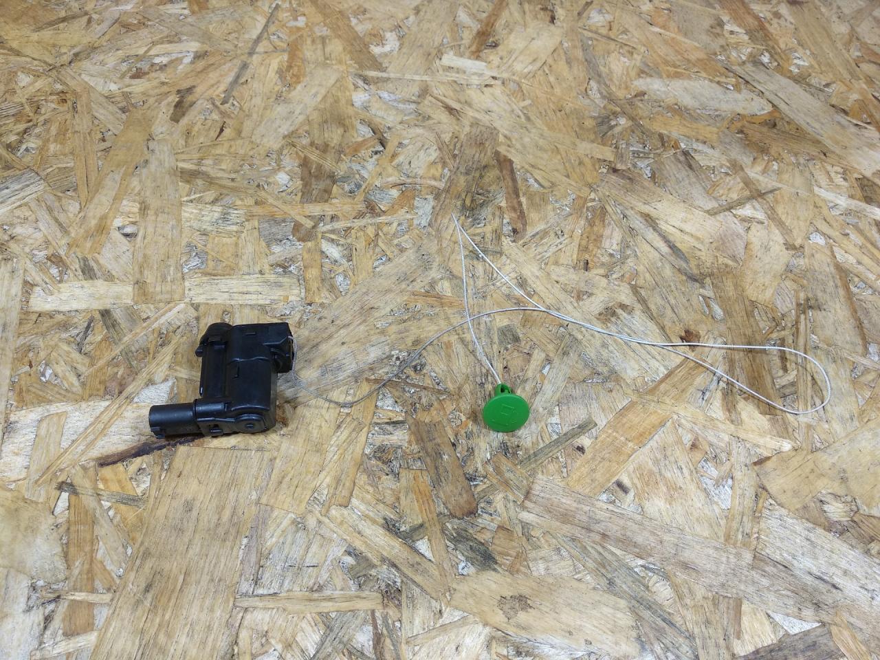 активатор замка крышки топливного бака BMW 2 серия Active Tourer F45 2015, дизель, АКПП, серый, минивэн, передний привод, 7412594, 51177412594 - фото №1