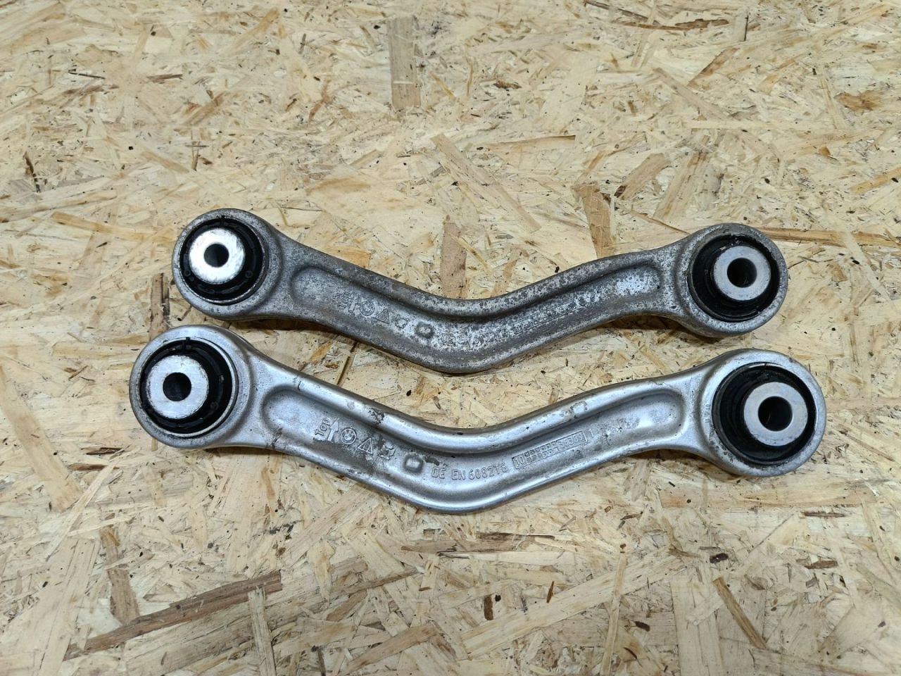 рычаг задний BMW 5 серия F07/F10/F11 F11 2011, 3.0 л., дизель, АКПП, черный, универсал, задний привод, 33326779851, 6779851, 33324069469, 4069469 - фото №1