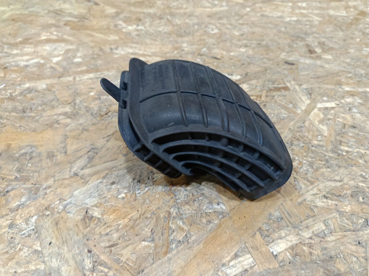 воздуховод BMW 3 серия F30/F31/F34 F30 2013, 3.0 л., дизель, АКПП, черный, седан, задний привод, правый руль, 7613157, 13717613157 - фото №1