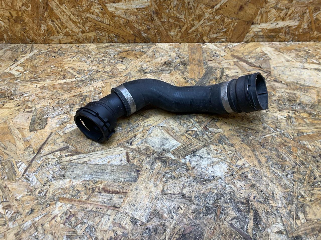 патрубок радиатора BMW 5 серия F07/F10/F11 F11 2011, 3.0 л., дизель, АКПП, черный, универсал, задний привод, 8509273 - фото №1