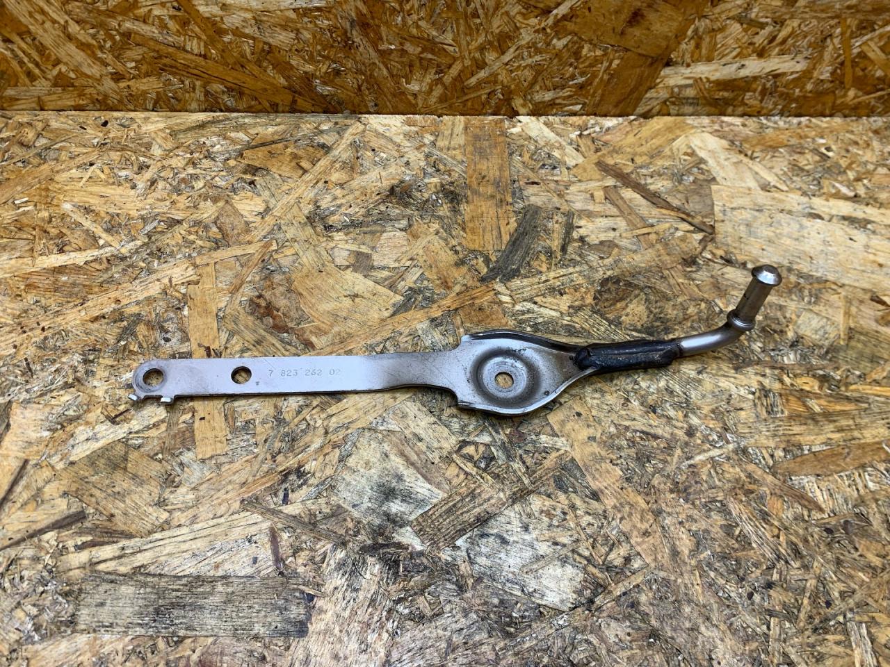 кронштейн глушителя BMW 5 серия F07/F10/F11 F11 2011, 3.0 л., дизель, АКПП, черный, универсал, задний привод, 7823262, 18207823262, 8517657, 18208517657 - фото №1