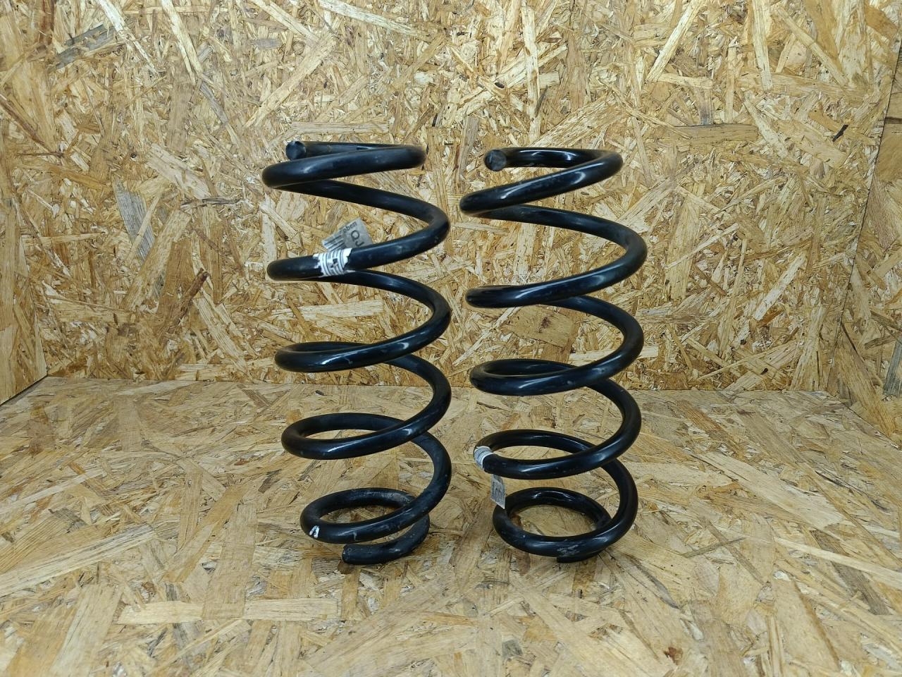 пружина задняя BMW 2 серия Active Tourer F45 2015, дизель, АКПП, серый, минивэн, передний привод, 33536866761, 6866761 - фото №1