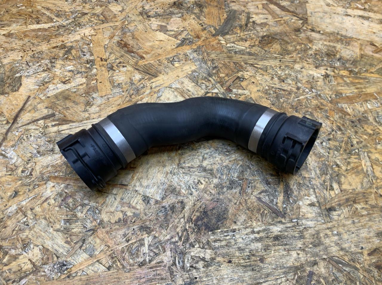 патрубок (трубопровод, шланг) BMW 5 серия F07/F10/F11 F11 2011, 3.0 л., дизель, АКПП, черный, универсал, задний привод, 7812942, 17127812942 - фото №1