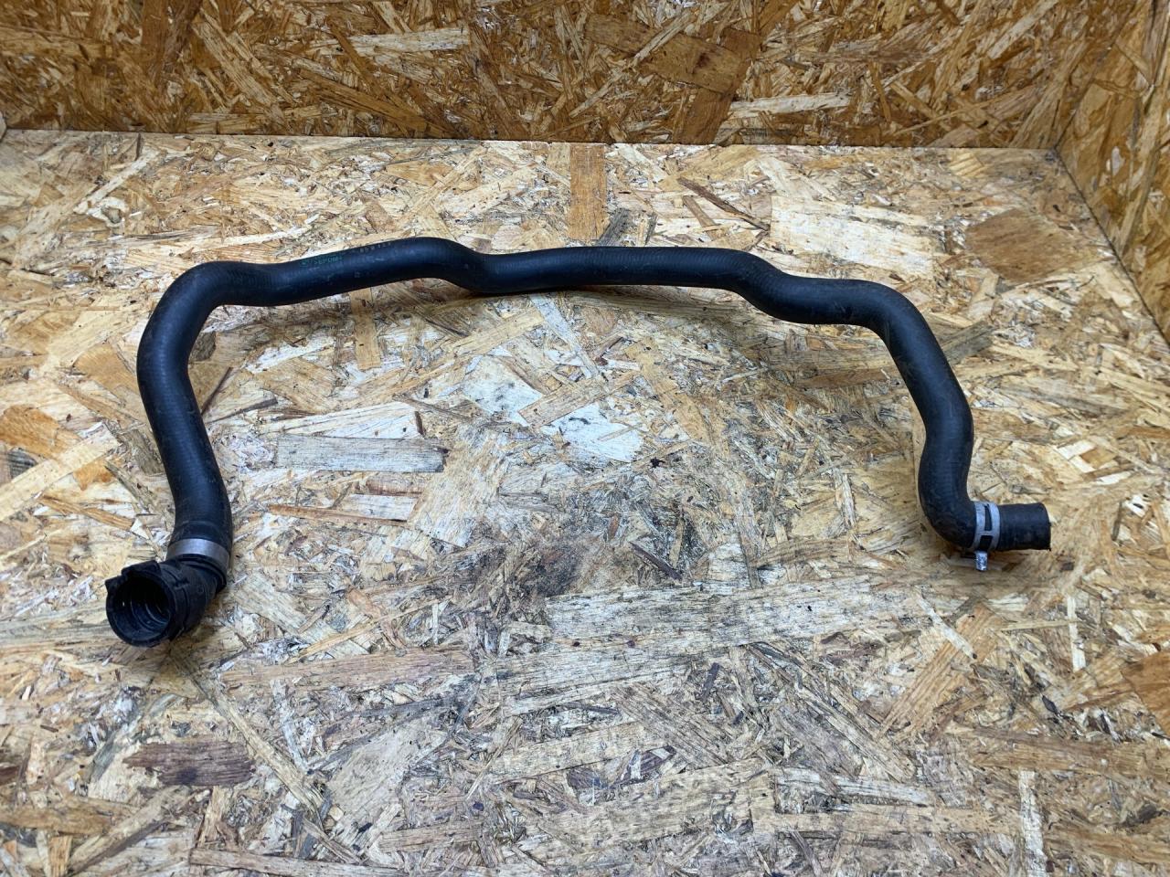 патрубок радиатора BMW 5 серия F07/F10/F11 F11 2011, 3.0 л., дизель, АКПП, черный, универсал, задний привод, 9119178 - фото №1