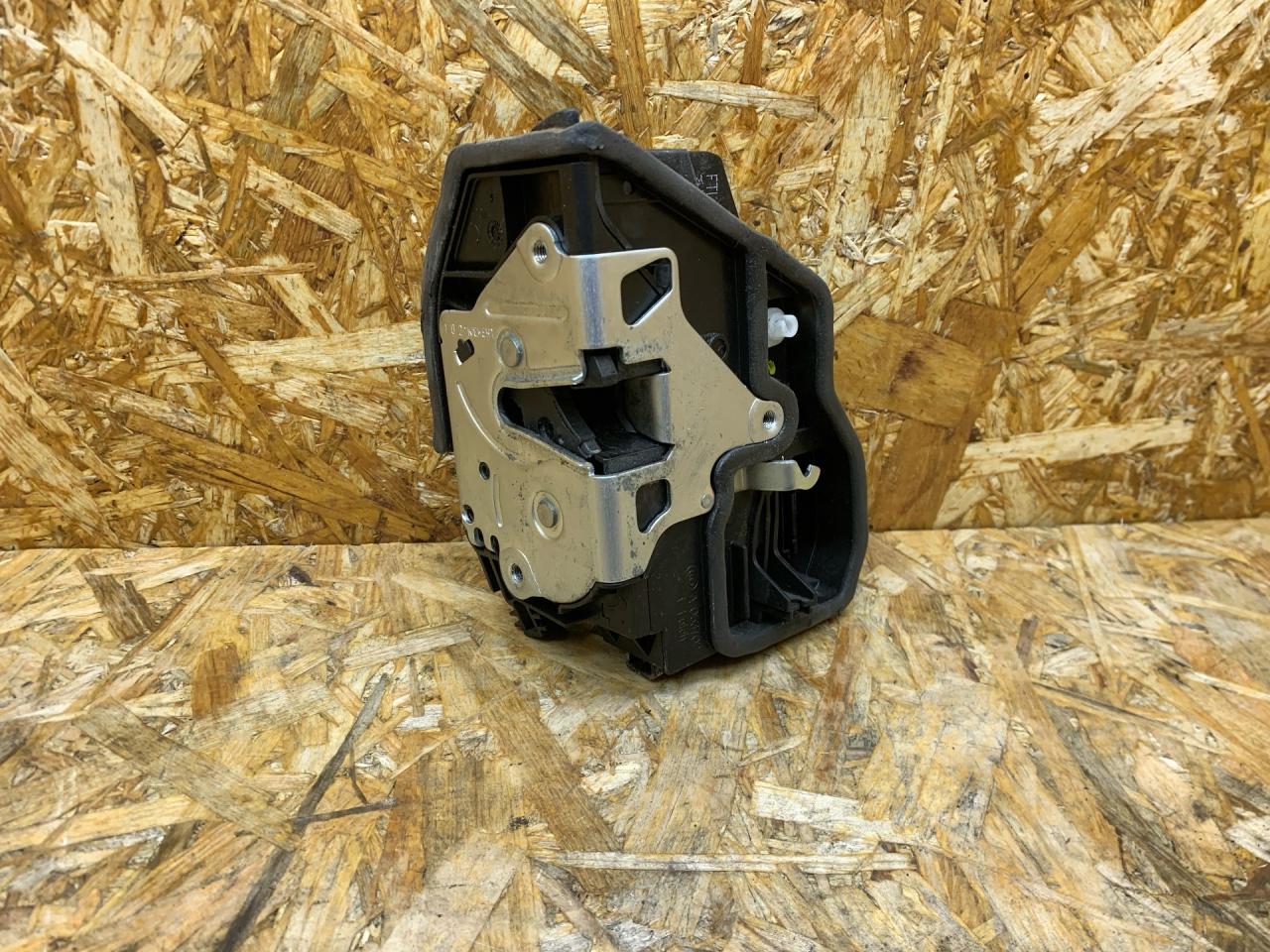 замок двери передней левой BMW 5 серия F07/F10/F11 F11 2012, 2.5 л., дизель, АКПП, универсал, полный привод, 7229461, 51217229461, 51217318409, 7318409, 51217276661, 7276661 - фото №1