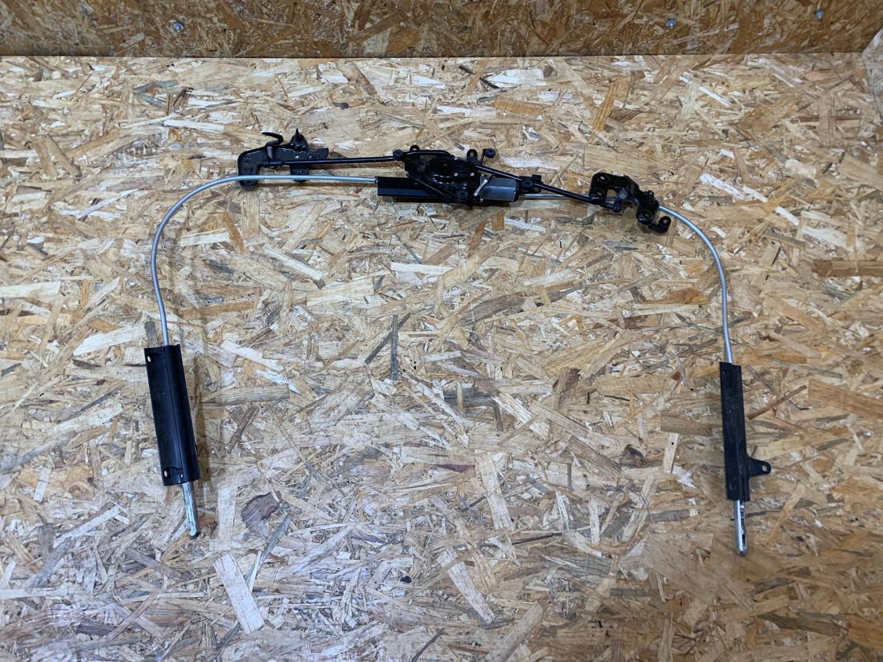 замок крыши BMW 3 серия E90/E91/E92/E93 E93 2007, 3.0 л., M57 306 D3, дизель, АКПП, кабриолет, задний привод, правый руль, 54377251766, 7251766, 54377171223, 7171223, 54377171225, 7171225, 54377171226, 7171226, 54377251765, 7251765, 54377183317, 7183317, 54377183318, 7183318, 54377171222, 7171222 - фото №1