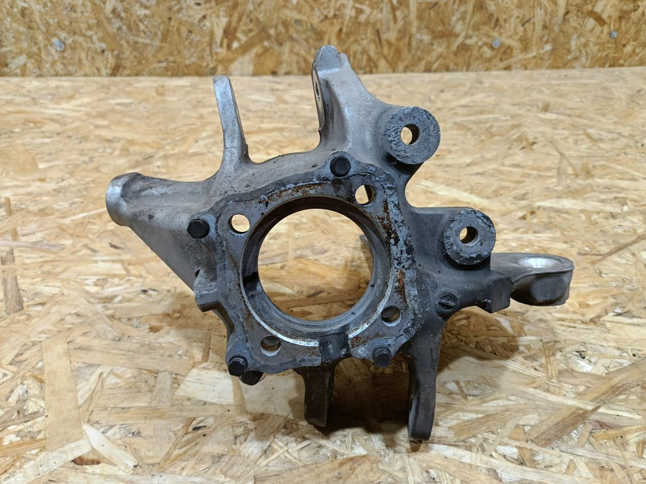 кулак задний левый BMW 5 серия F07/F10/F11 F11 2011, 3.0 л., дизель, АКПП, черный, универсал, задний привод, 6796099 - фото №1