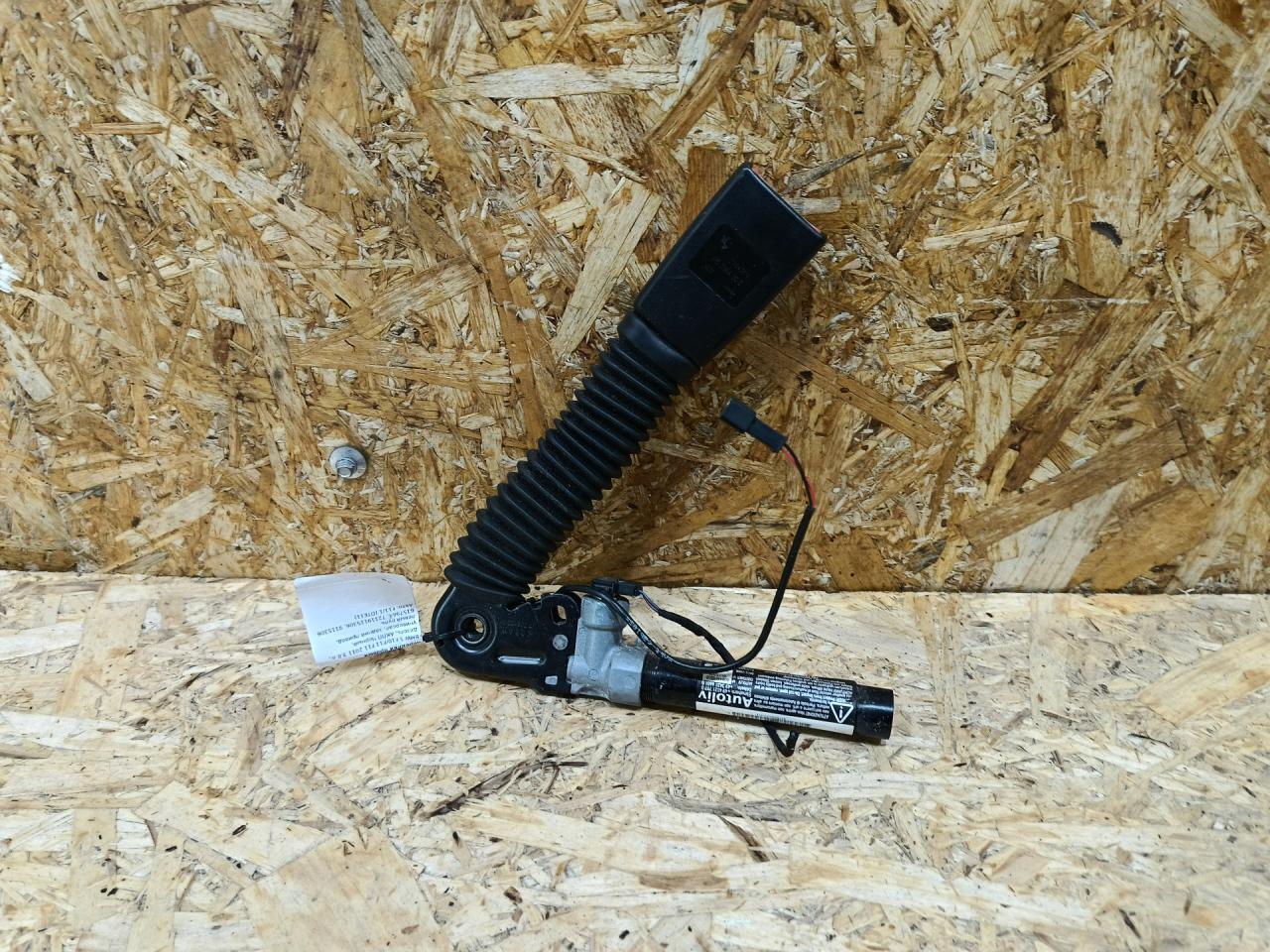 замок ремня безопасности BMW 5 серия F07/F10/F11 F11 2011, 3.0 л., дизель, АКПП, черный, универсал, задний привод, 6157964, 72119115306, 9115306 - фото №1
