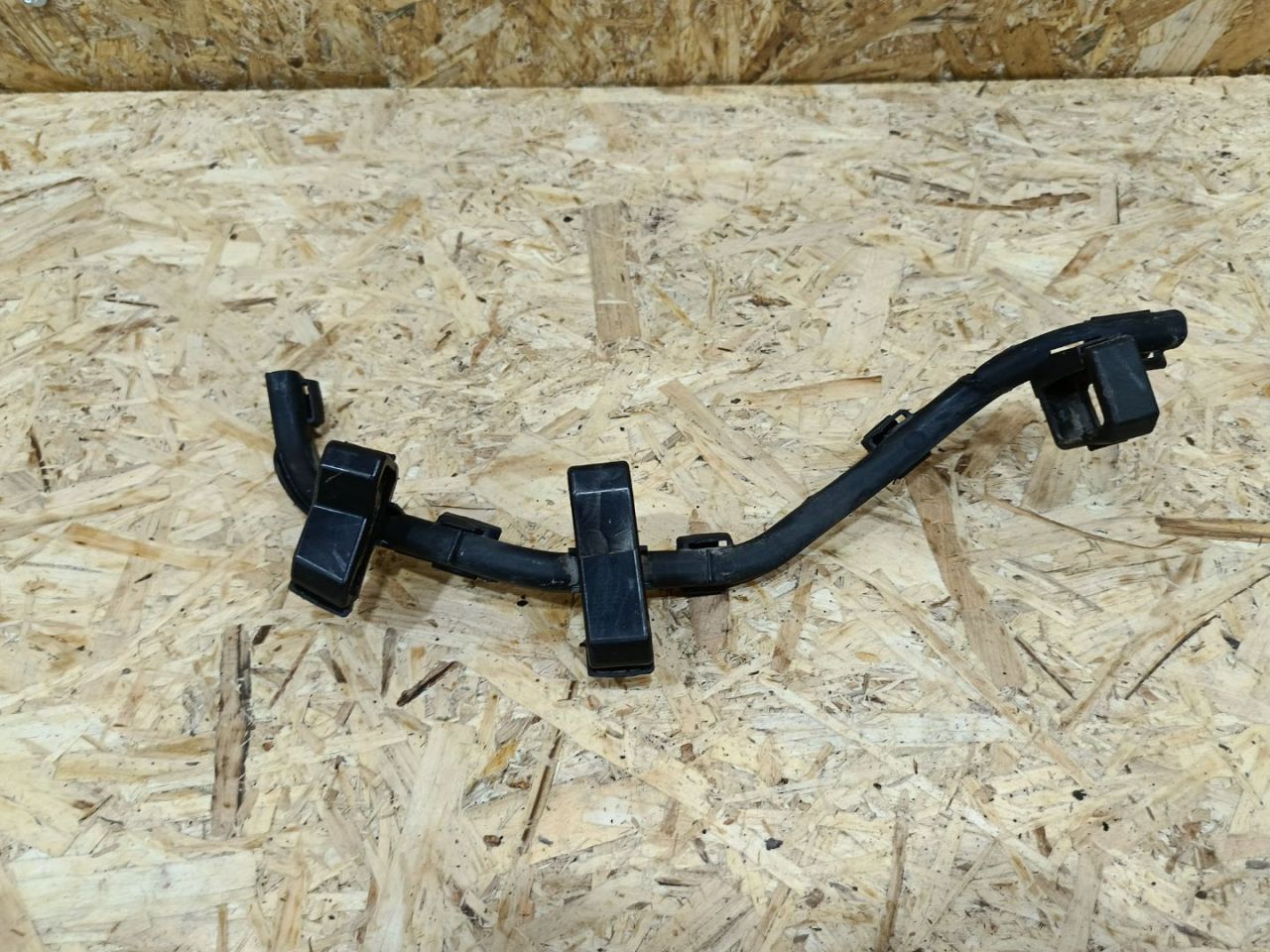 держатель тормозного шланга BMW 5 серия F07/F10/F11 F11 2011, 3.0 л., дизель, АКПП, черный, универсал, задний привод, 9185165, 61139185165 - фото №1