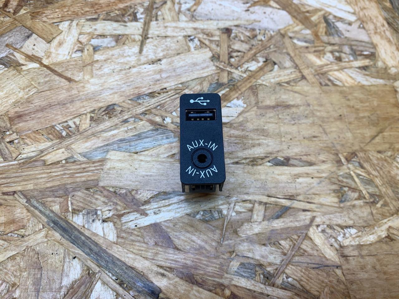 разъем AUX / USB BMW 3 серия F30/F31/F34 F31 2013, 2.0 л., дизель, АКПП, 475 black-sapphire metallic, универсал, полный привод, правый руль, 9229246, 84109229246, 84109229244, 9229244 - фото №1
