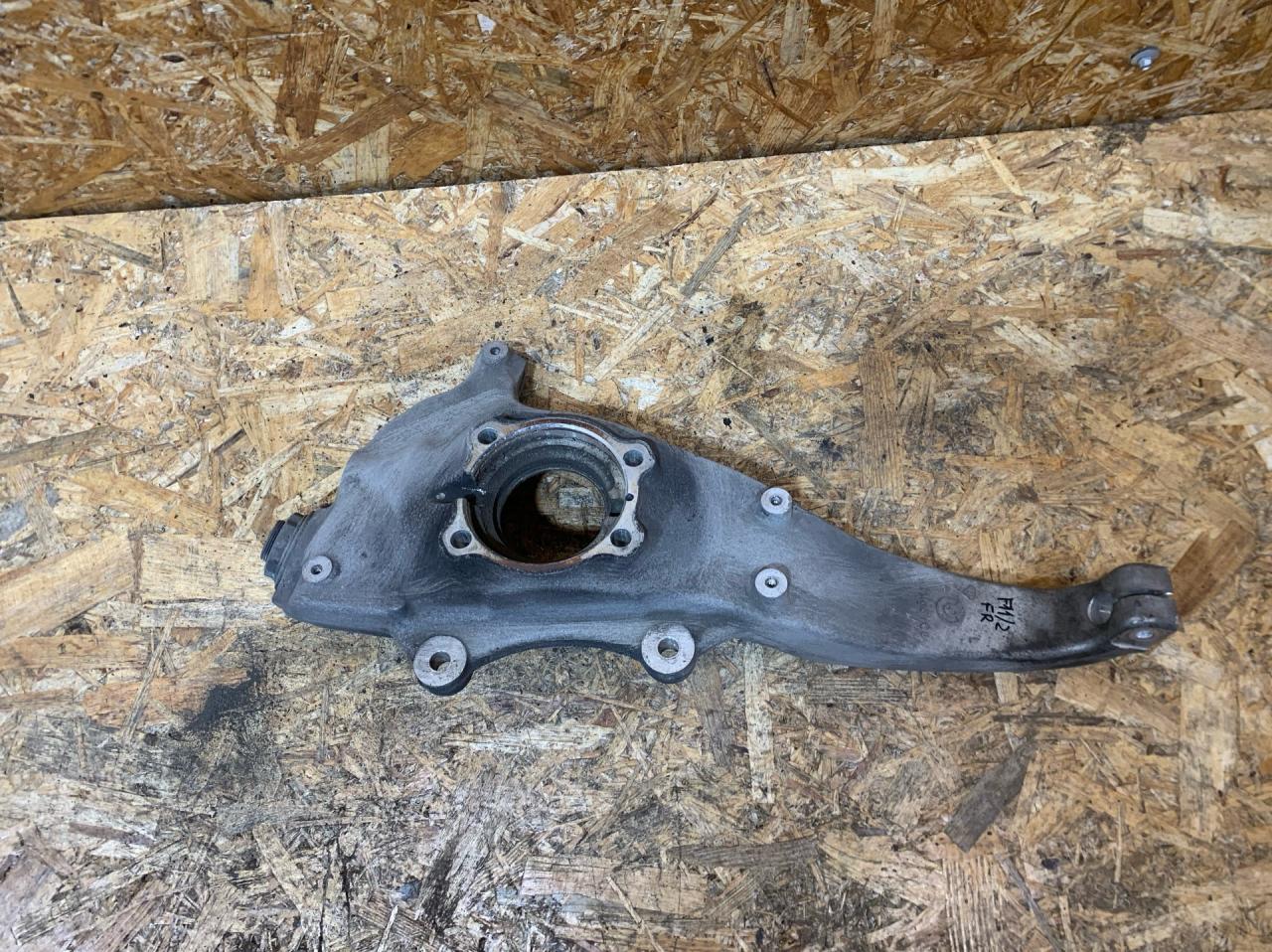 кулак поворотный левый BMW 5 серия F07/F10/F11 F11 2012, 2.5 л., дизель, АКПП, универсал, полный привод, 31216777751, 6777751, 31126777753, 6777753 - фото №1
