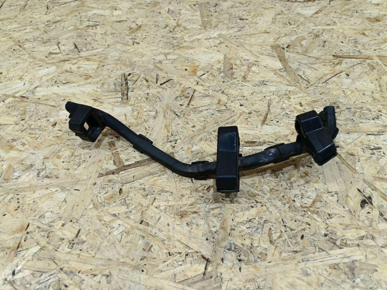 держатель тормозного шланга BMW 5 серия F07/F10/F11 F11 2011, 3.0 л., дизель, АКПП, черный, универсал, задний привод, 9185166, 61139185166 - фото №1