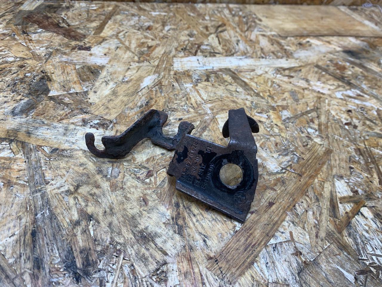 держатель тормозного шланга BMW 3 серия E90/E91/E92/E93 E92 2007, 3.0 л., дизель, АКПП, купе, задний привод, правый руль, 6770629 - фото №1