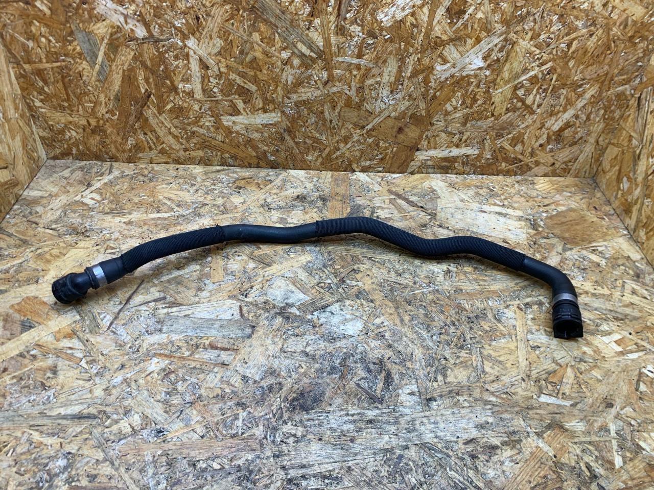 патрубок радиатора BMW 5 серия F07/F10/F11 F11 2011, 3.0 л., дизель, АКПП, черный, универсал, задний привод, 7800107 - фото №1
