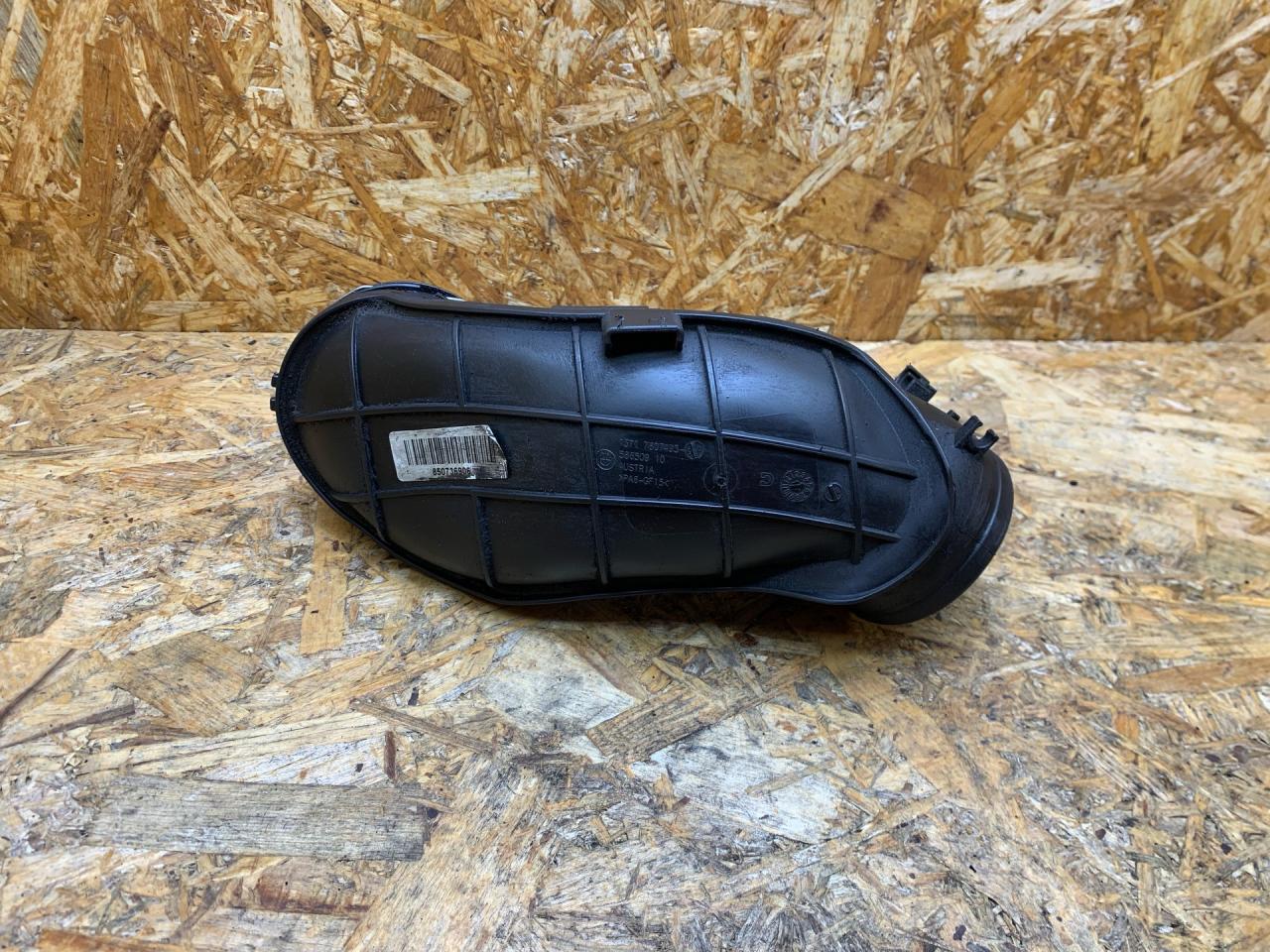 патрубок турбины BMW 5 серия F07/F10/F11 F11 2011, 3.0 л., дизель, АКПП, черный, универсал, задний привод, 13717812059, 7812059, 7807493, 13717807493, 13718507369, 8507369 - фото №1