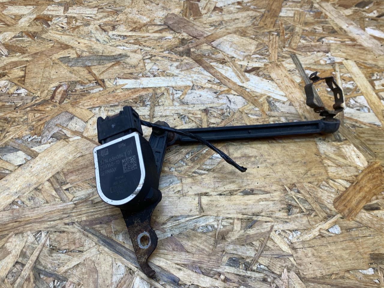датчик дорожного просвета BMW 3 серия F30/F31/F34 F30 2013, 3.0 л., дизель, АКПП, черный, седан, задний привод, правый руль, 37146860843, 6860843, 37146870000, 6870000, 37146784072, 6784072, 37146788569, 6788569 - фото №1