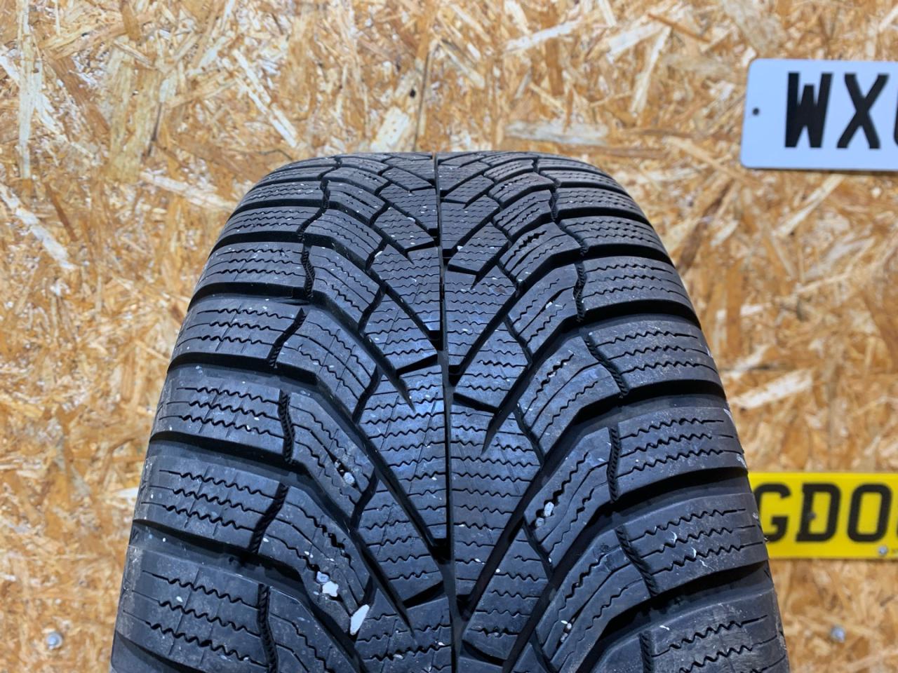 шина BMW 1 серия F40 2024, бензин, МКПП, черный, хетчбэк 5 дв., передний привод - фото №1