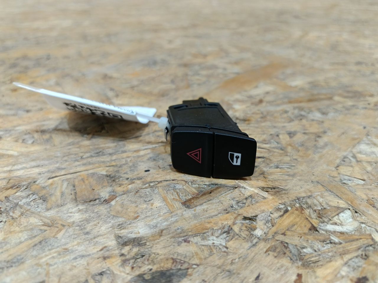 кнопка аварийной сигнализации BMW 4 серия F32/F33 F33 2015, 2.0 л., бензин, МКПП, черный, кабриолет, задний привод, правый руль, 9231786, 61319231786 - фото №1