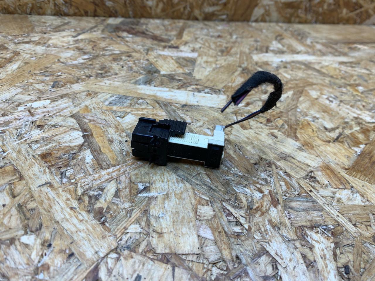 Датчик педали тормоза (лягушка) BMW 3 серия F30/F31/F34 F30 2013, 3.0 л., дизель, АКПП, черный, седан, задний привод, правый руль, 9240076, 61319240076 - фото №1