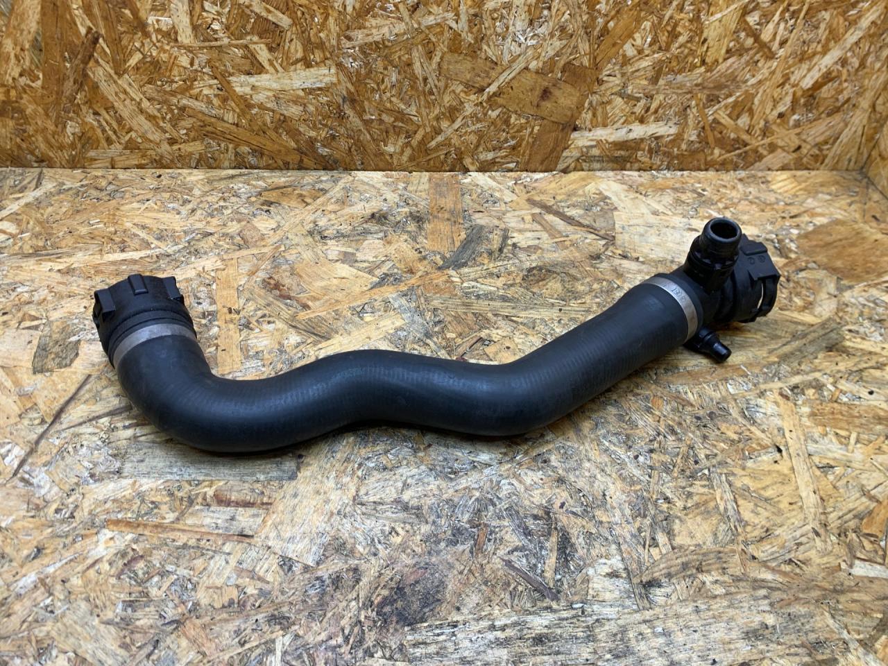 патрубок радиатора BMW 5 серия F07/F10/F11 F11 2011, 3.0 л., дизель, АКПП, черный, универсал, задний привод - фото №1